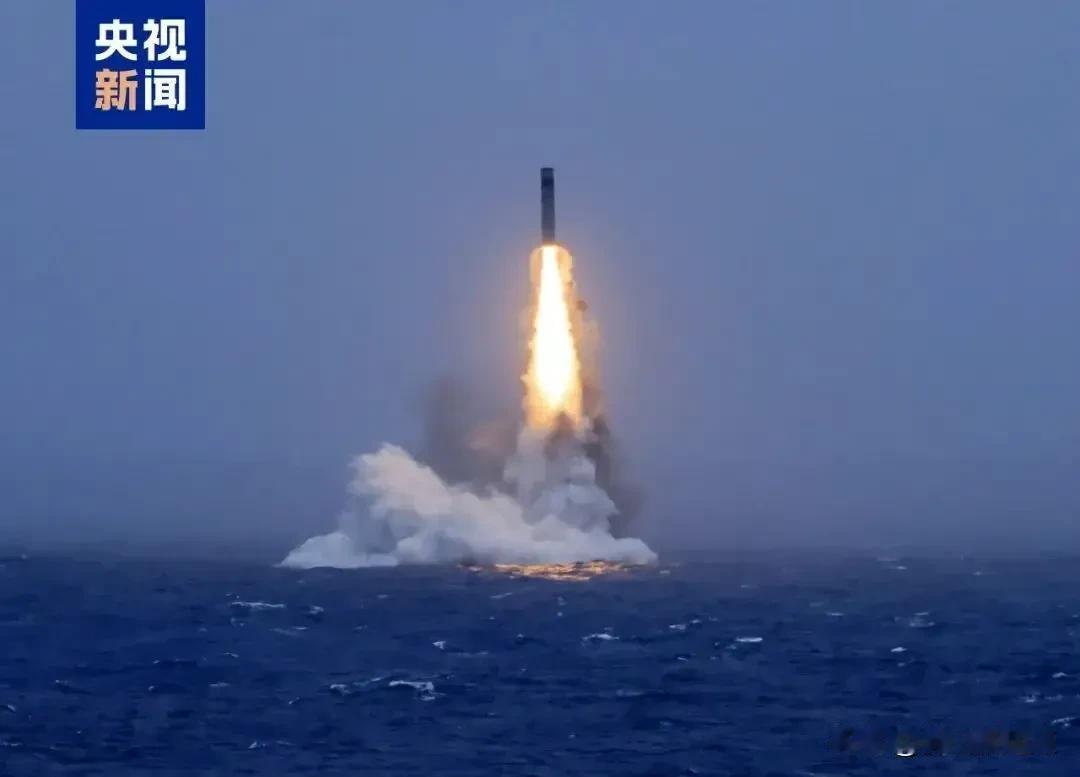中国战略核潜艇发射的洲际弹道导弹在严格遵循国际法和相关安全准则的前提下，成功完成