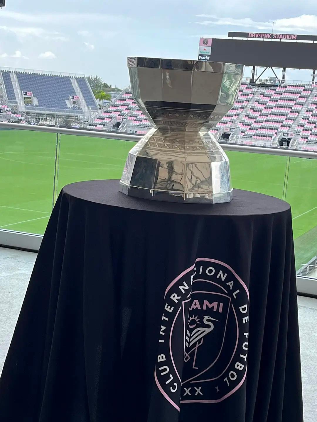 贝克汉姆，[凝视]千万不要再抠门了！梅西来了，必须要建个“荣誉室”，[憨笑]不然