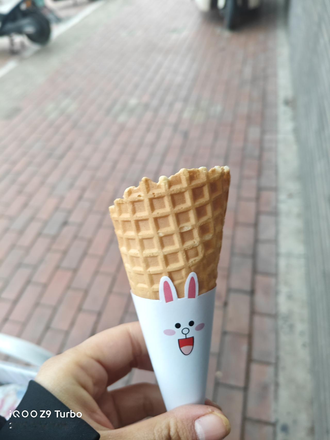 咱就说今天这冰淇淋吃得，绝了！你看这华夫筒，脆生生的，还有个超萌的兔子纸套，一下