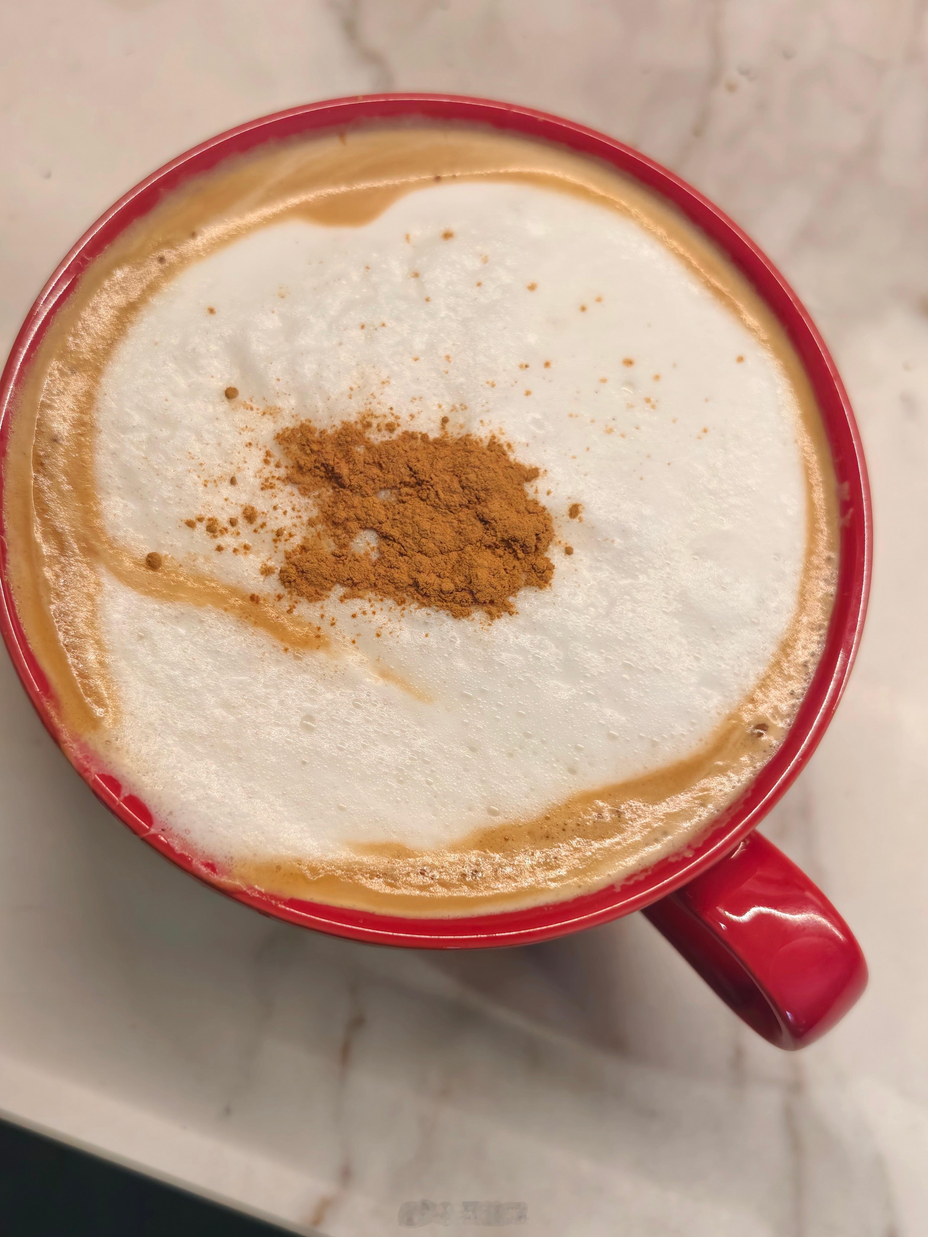 肉桂粉不溶于水，但我又很爱肉桂味儿。每次咖啡上倒点肉桂粉，然后喝完水糊一嘴粉末