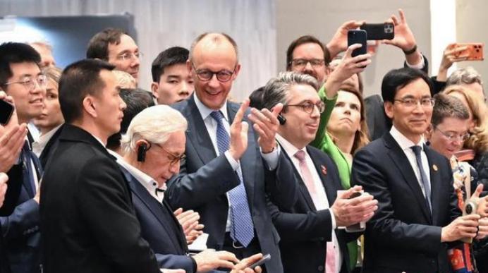 2月26日，德国总理默茨访华期间参观宇树科技，为人形机器人武术表演点赞，引发广泛