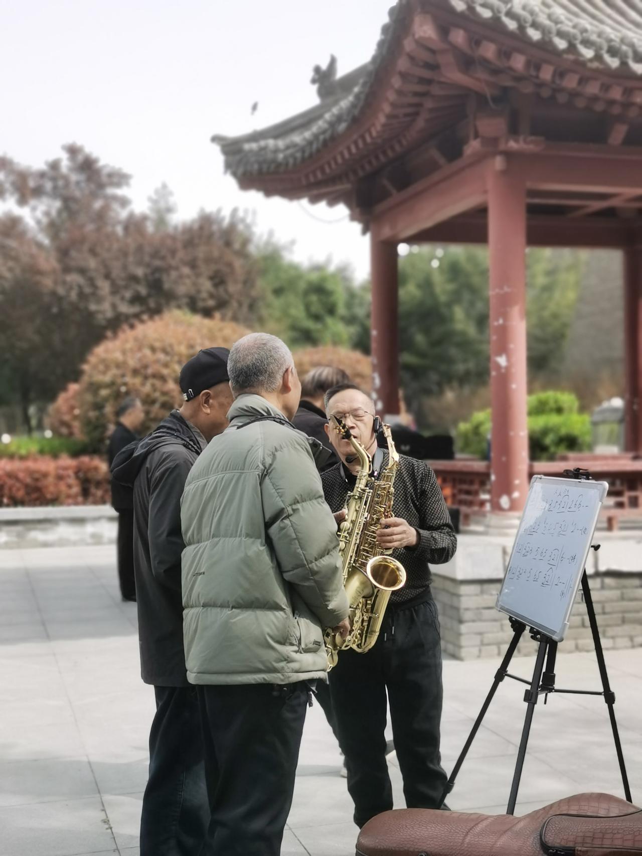 我也觉得退休后虽有余力，还是好好休息为是。

工作了大半辈子，好不容易熬到退休，