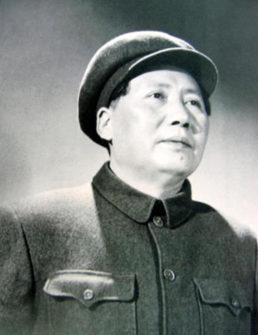 1981年，有人想动手否定毛主席，胡乔木提出不再称“毛主席”，改叫“毛泽东”，但