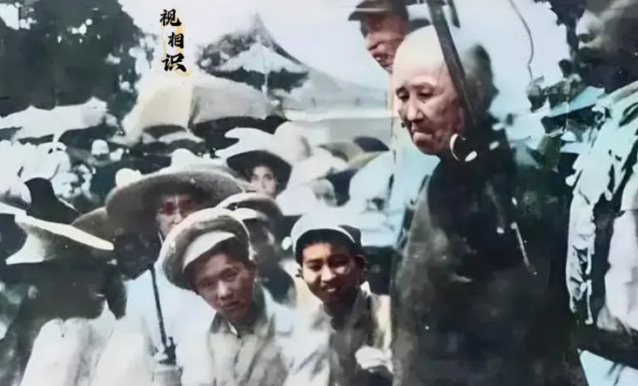 1950年，赵洪文国接受公审时的场景，面对着周围的人山人海，她的神情沮丧，她虽然...