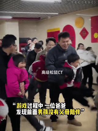 幼儿园里的亲子跨年活动正热热闹闹开展着，家长们牵着孩子参与游戏，满室都是欢声笑语