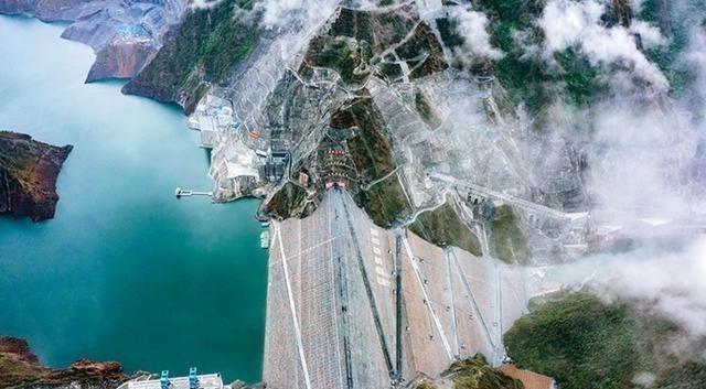 2025年前后，在青藏高原东缘的川西高海拔区域，一座历经十余年、耗资数百亿建造的