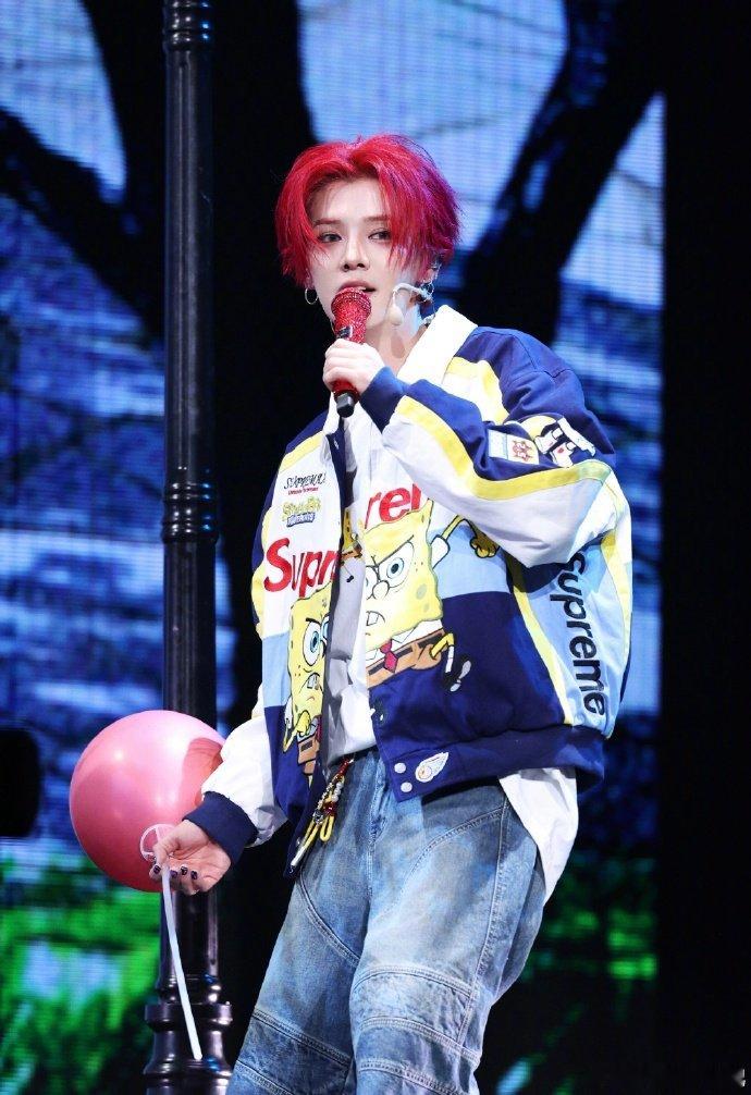 鹿晗脸上贴了创可贴别是磕到碰到了吧，一定要好好休息鹿晗的脸怎么了