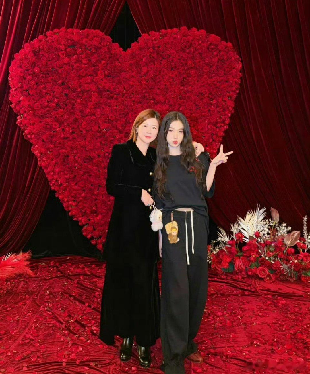 虞书欣、喻言、陆柯燃还有杜华同框合影  哇塞🤩 