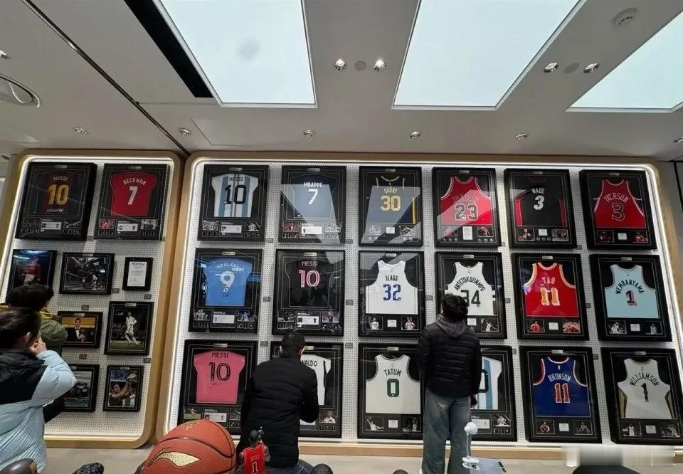 胖东来卖球衣！梅西C罗姚明库里都有 乔丹亲签款售价13.8万 胖东来已售出1件球