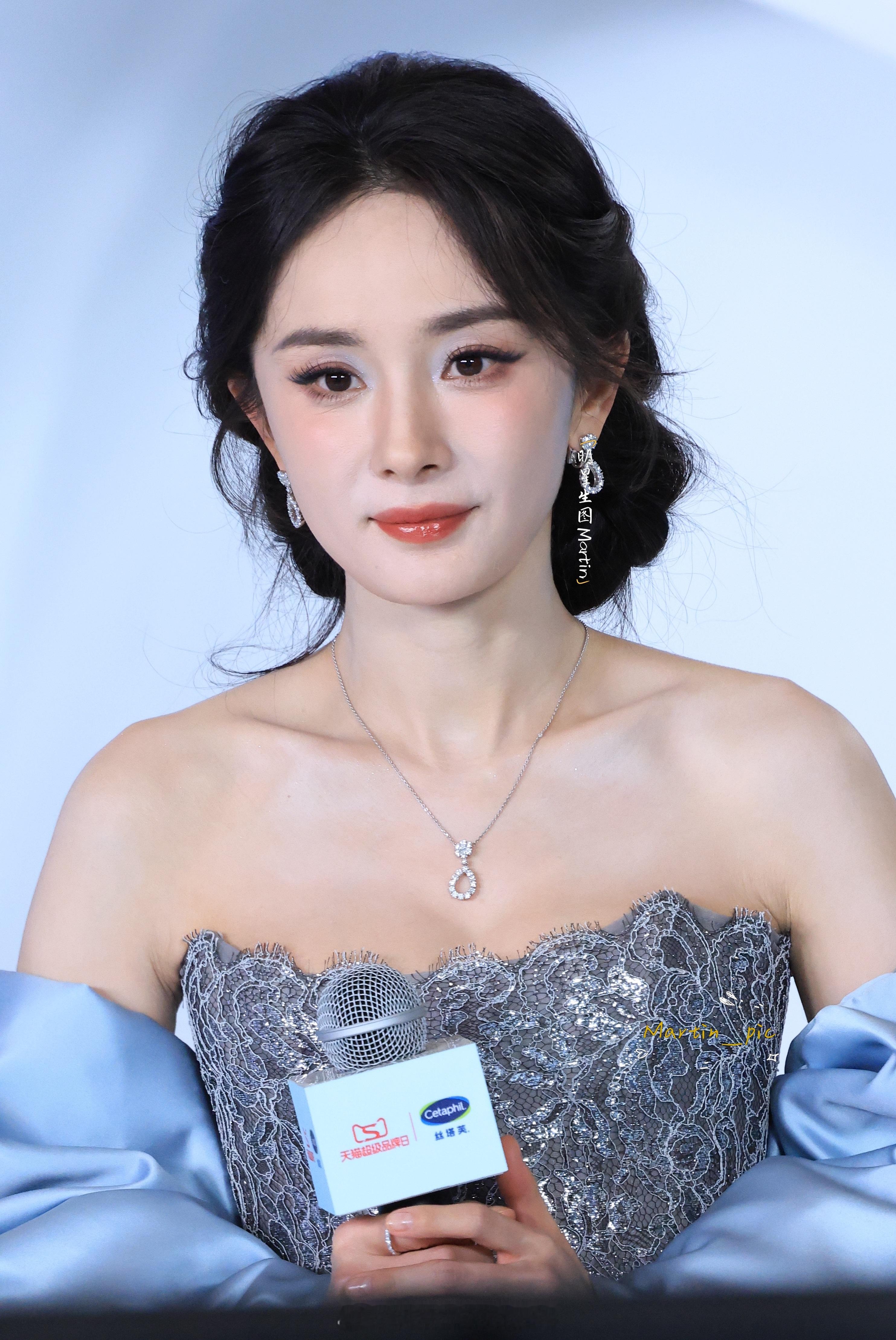 杨幂  杨幂 丝塔芙活动生图掉落~今天幂幂美的有点过分杨幂蓝色镂空裙 ym 杨幂