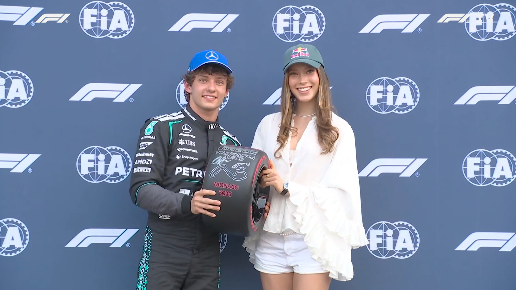 谷爱凌赛后给安东内利颁发杆位小轮胎2026f1摩纳哥大奖赛
