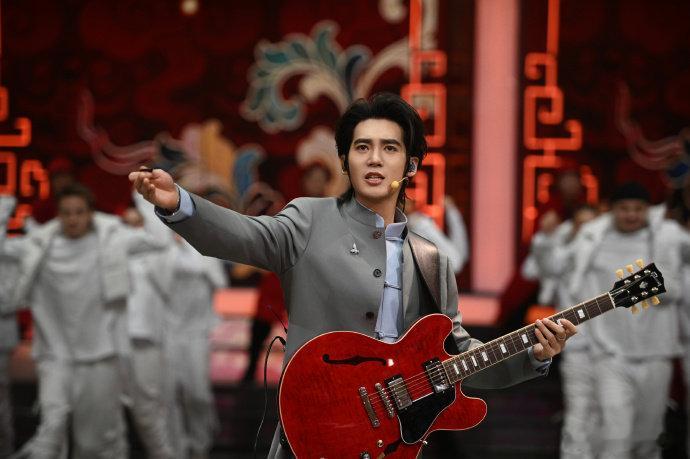 辽宁春晚于适骑马出场 辽宁春晚 2026辽宁春晚，于适骑骏马霸气开场，西装革履尽