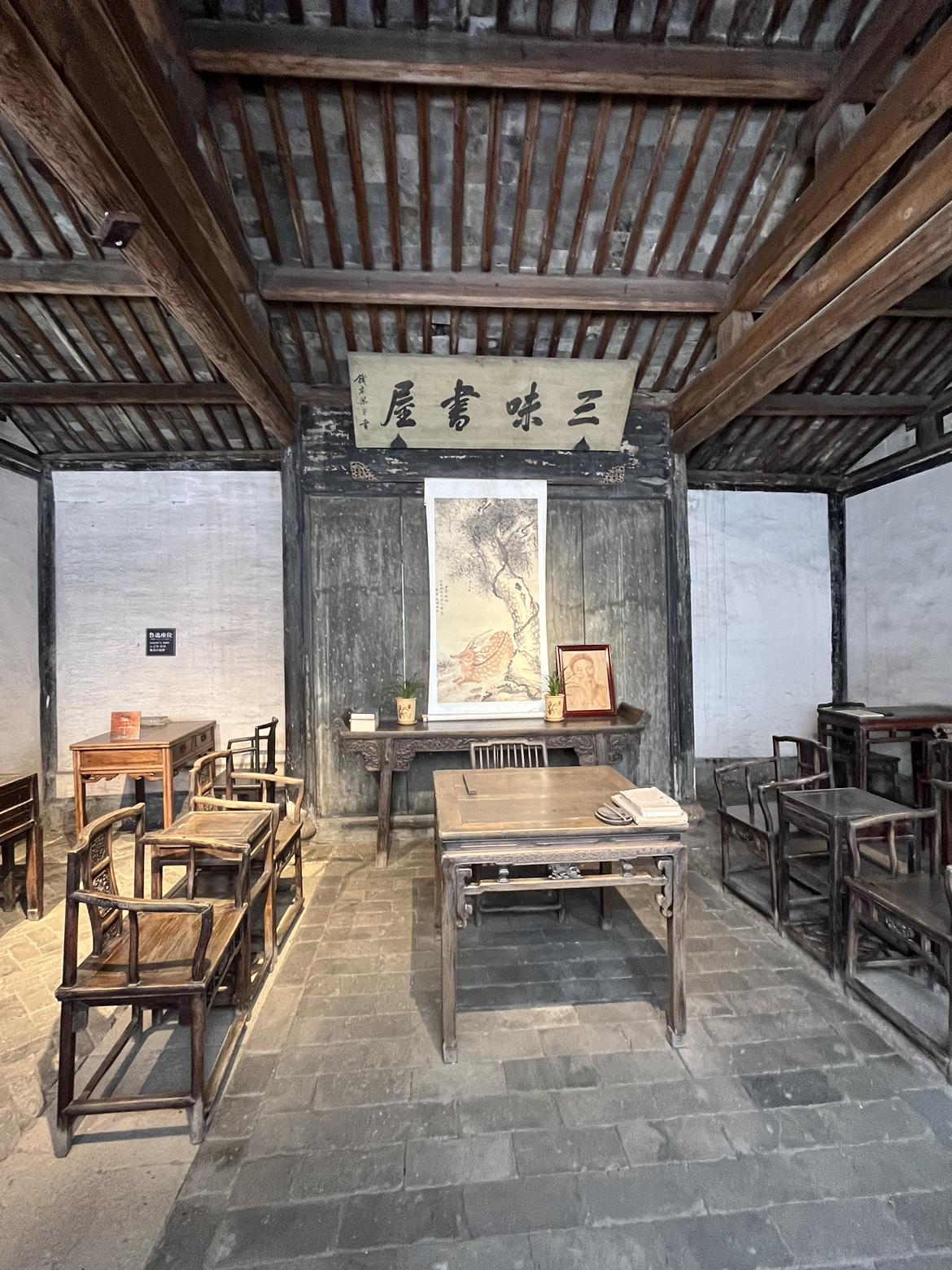 三味书屋：
它因鲁迅先生的《从百草园到三味书屋》而成为全国游客来绍兴旅游的必打卡