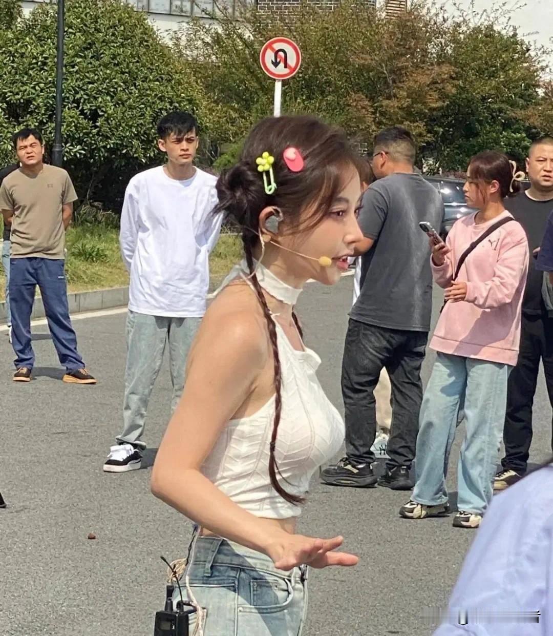 冯提莫线下生图：小身材大魅力

最近，冯提莫的线下生图在网上火了。大家都知道，冯