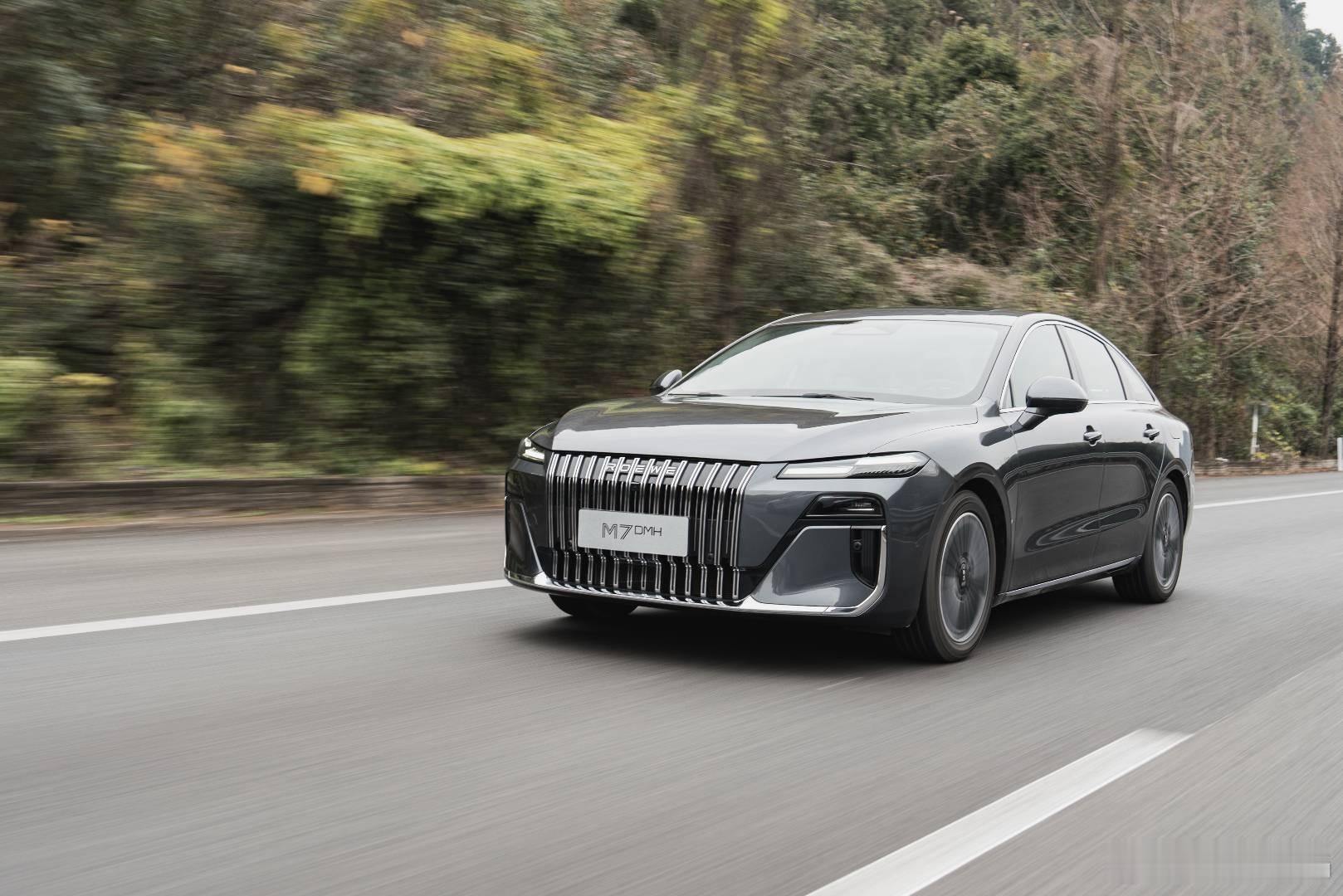 虽然是前驱小车，但抓地力好的很，极限很高，推头感很弱。这台车后面会做一些改动，把