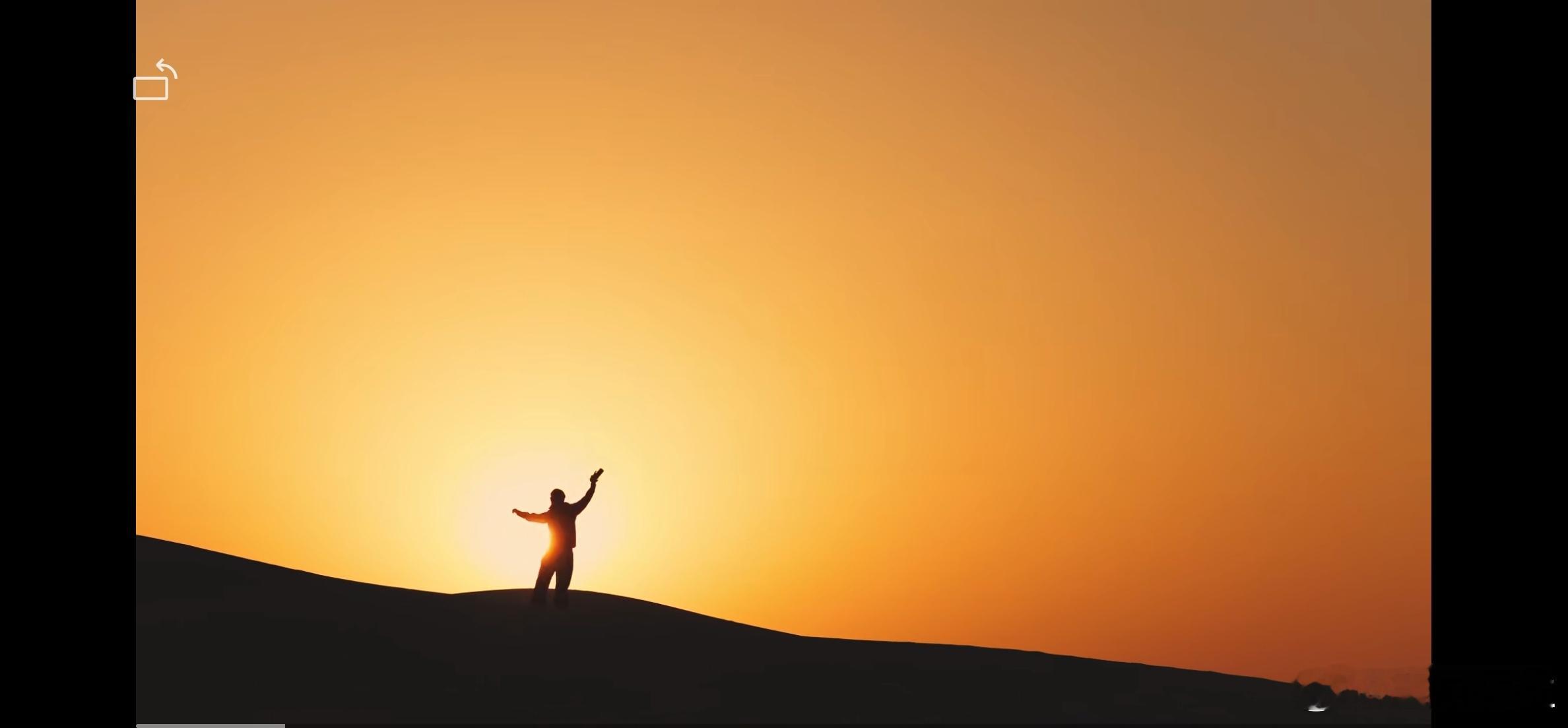 手握晨光推开窗时，天还是青灰的。远处公鸡正叫第三遍，声音穿过白沙井附近的巷子传来