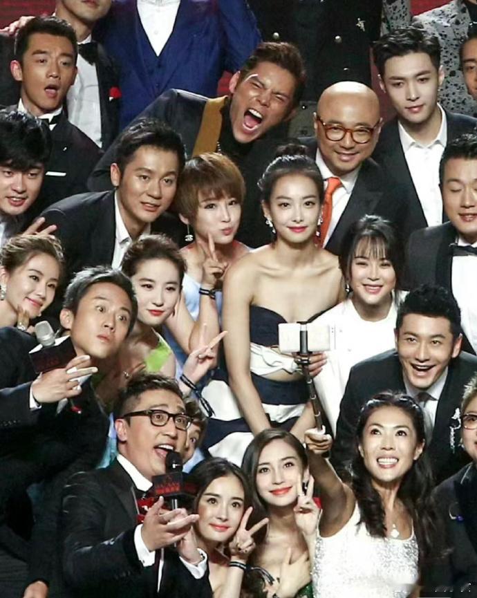 光头绝对的合照杀手啊 想不突出都不行徐峥的脑袋太亮了 