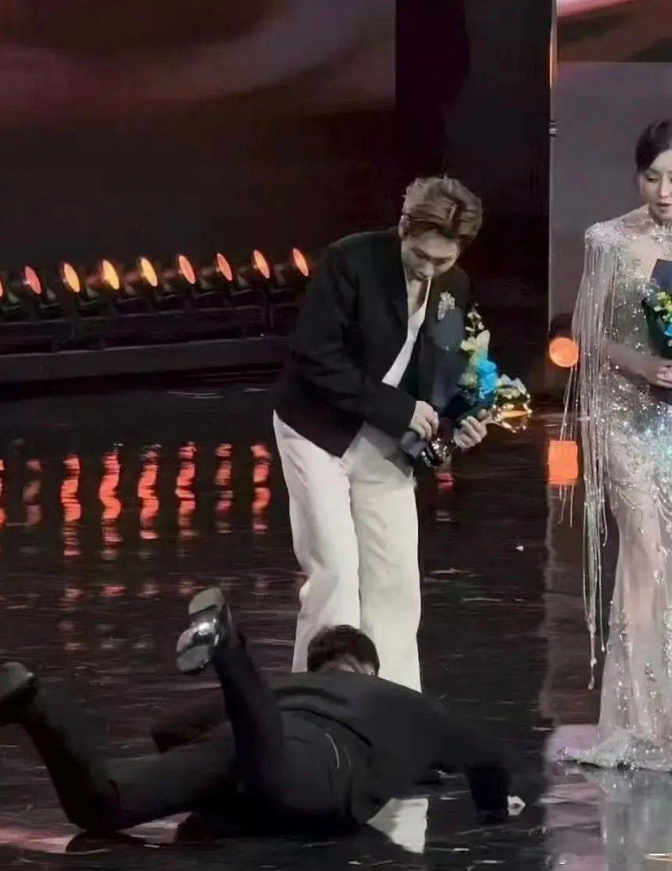 你们不说这摔倒的是曹国伟，我还以为是王一栩呢