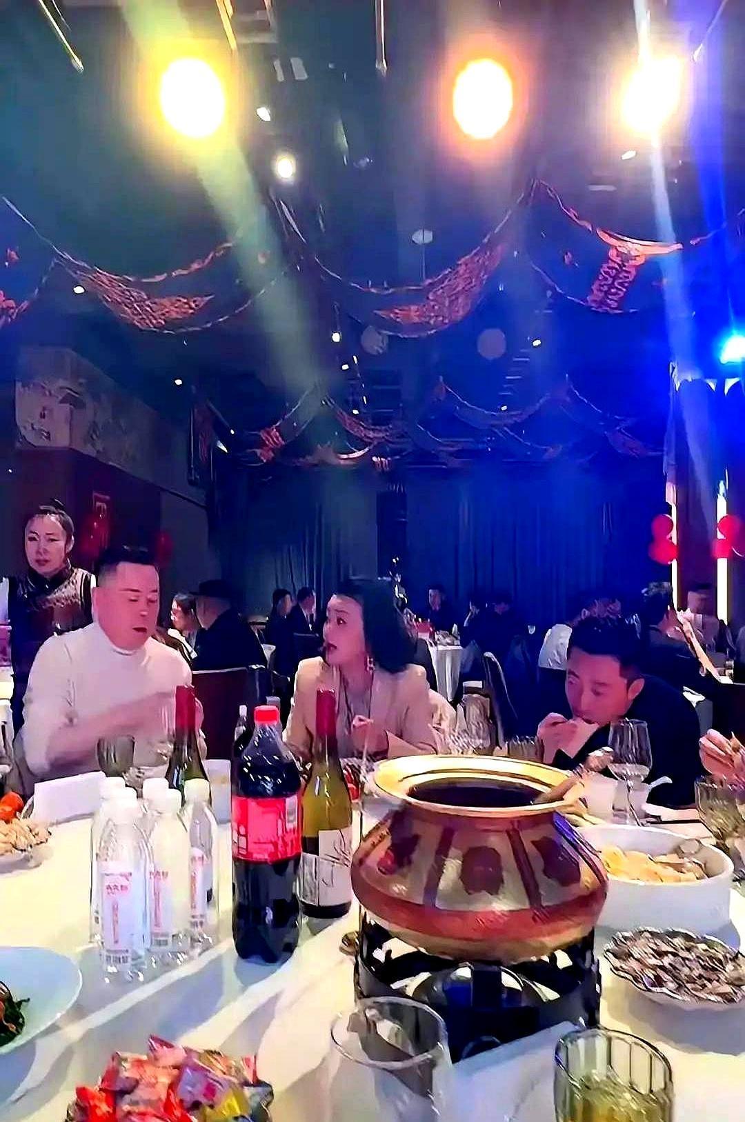 年会上，张兰在台上高喊“2026一定辉煌”。台下，她儿子汪小菲头也不抬，只顾着猛