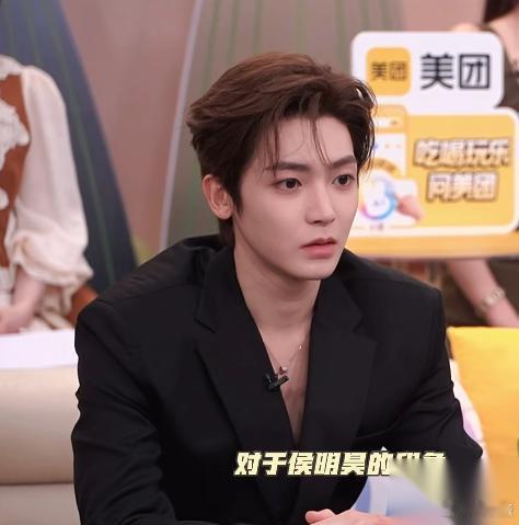 终于知道侯明昊为什么刚补位就直接晋级了，  倒不是他唱得比同组老牌歌手好多少，也
