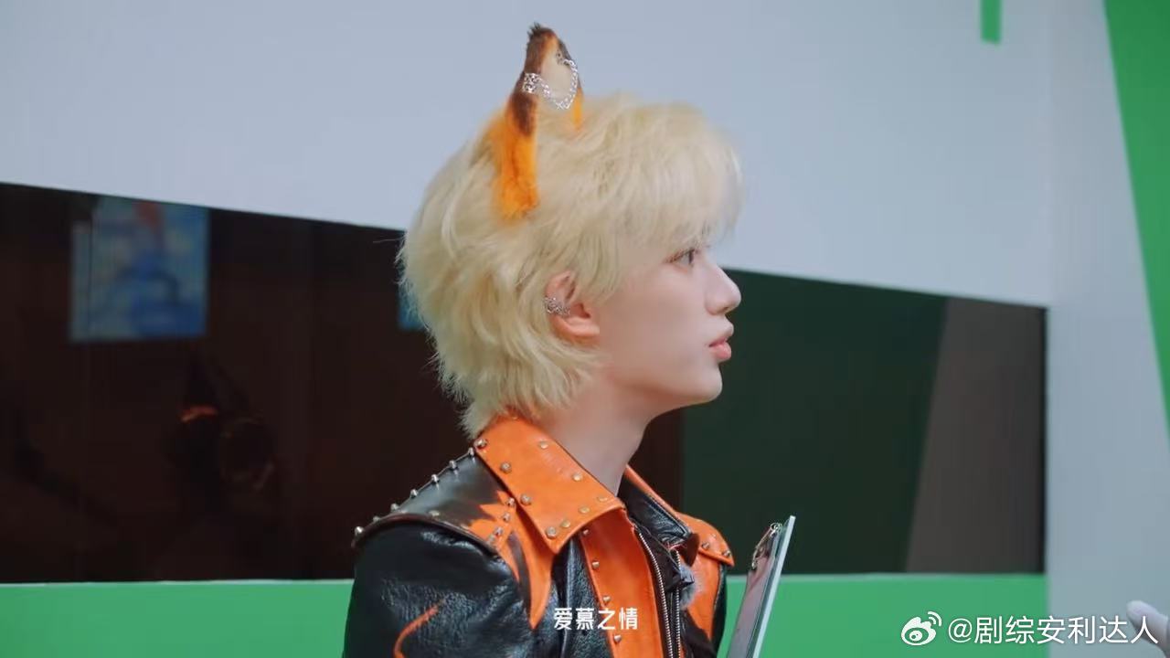 周柯宇对金靖撒娇叫姐姐刘宇宁丁程鑫看周柯宇撒娇的表情开始推理吧 面对同伴的好奇调
