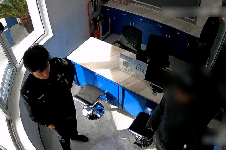 11月3日，杭州的袁女士着急忙慌进派出所，说自己银行卡被外地公安冻结了。一问才知