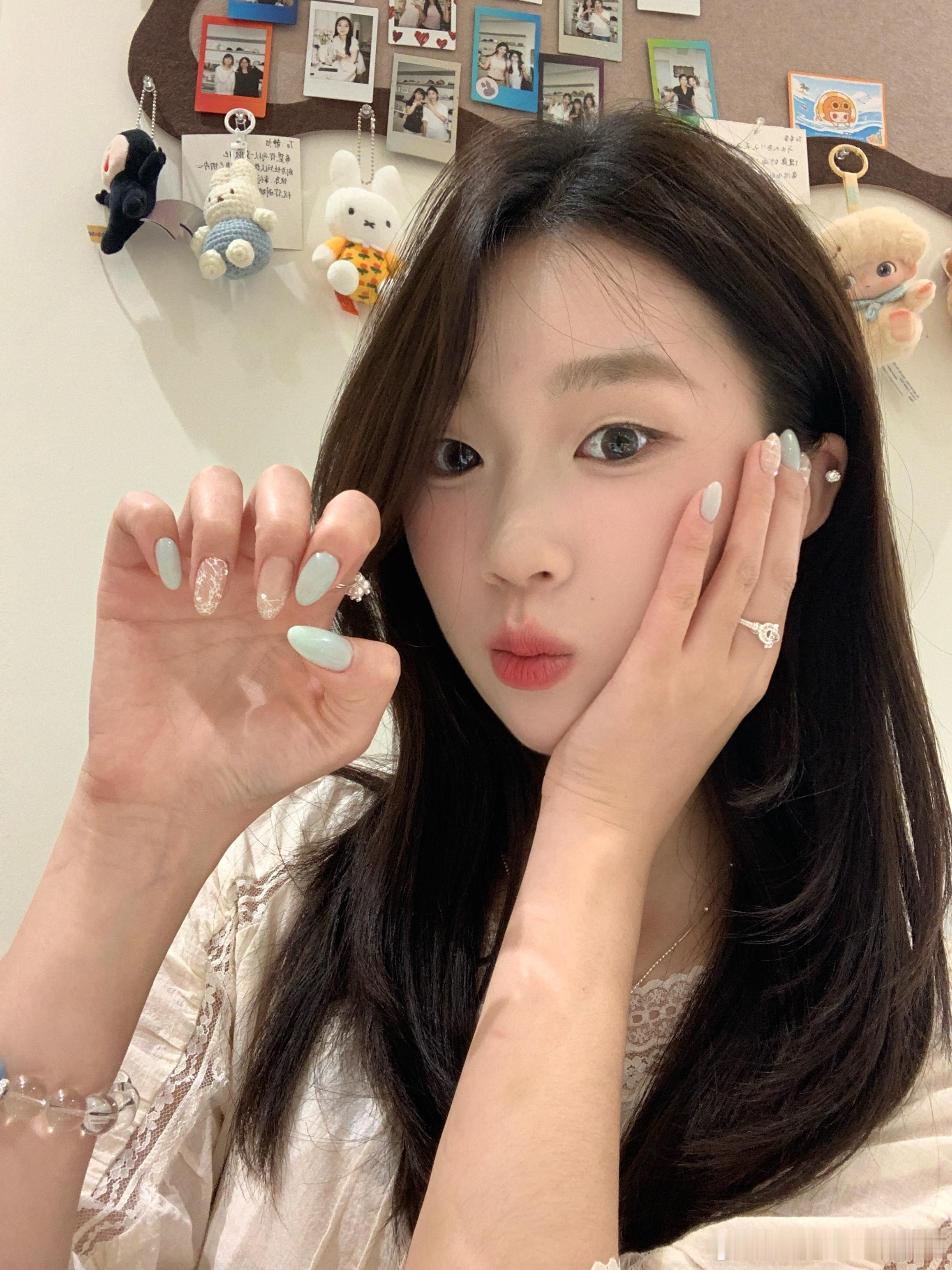 嘿嘿新美甲💅有没有人发现我剪头发了
