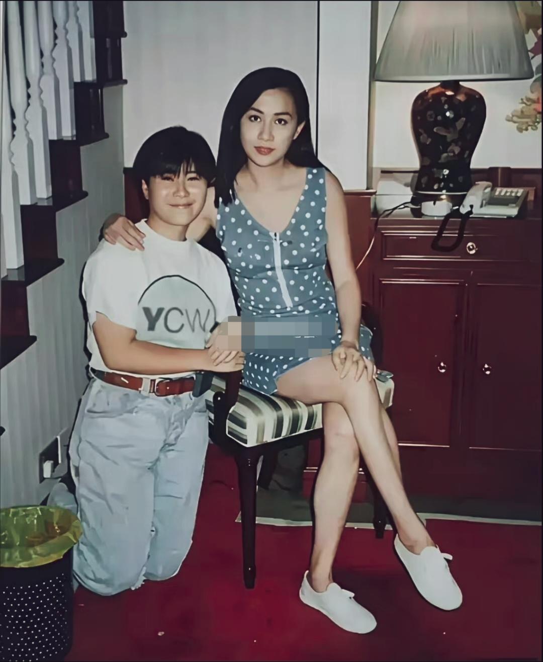 与刘嘉玲一起合影的是谁呀，居然跪在地上。