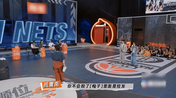 选手贴脸开大孟佳假发片下一顺位是她选手主打真诚不拐弯，直接点出假发片，孟佳嘴硬抵