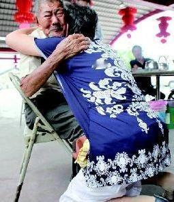 2014年，耗时66年，台湾老兵终于找到了亲生女儿。见面后，当女儿要搀扶老兵时，