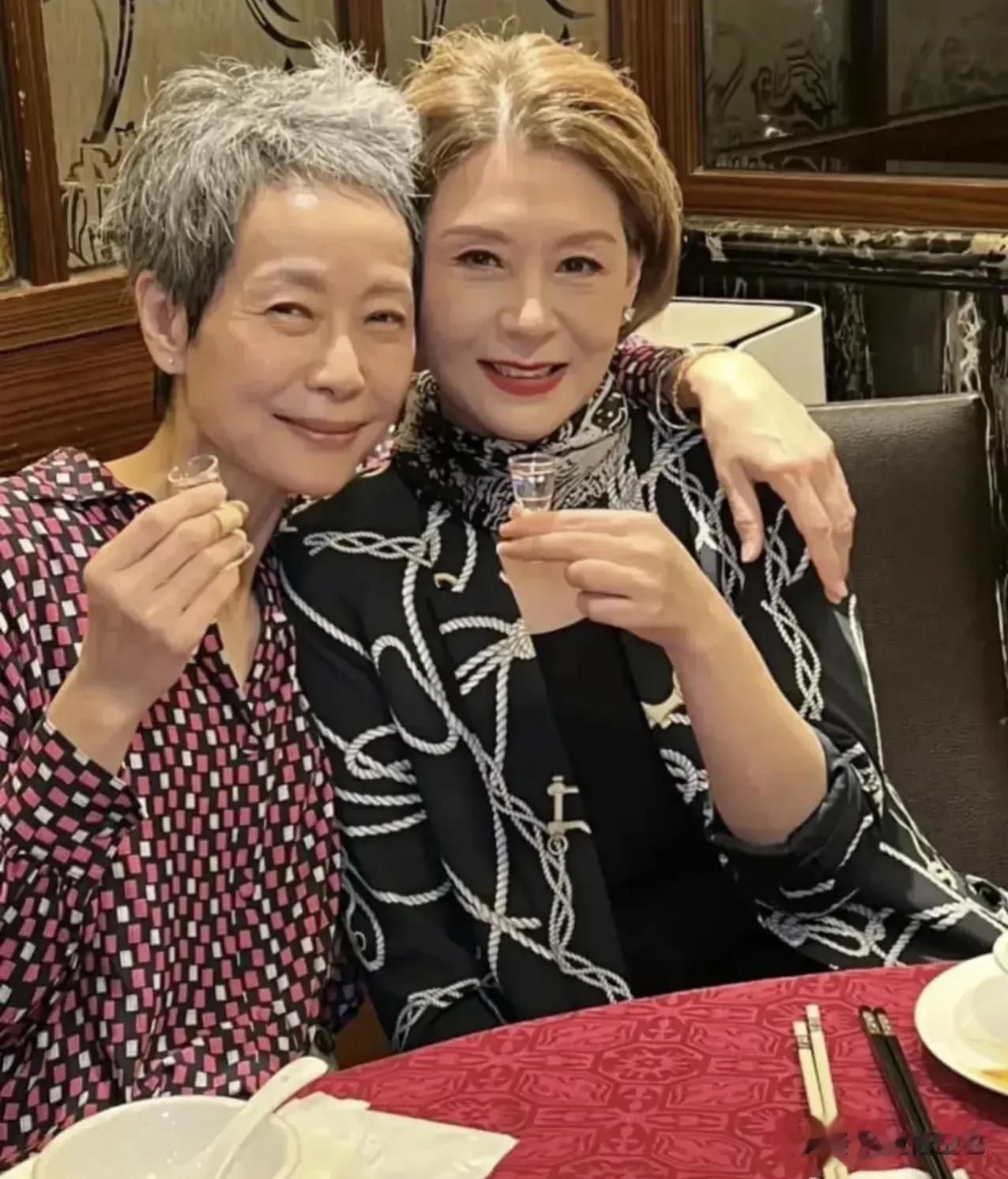都说女人非常注意自己的容颜和仪态，特别是女星更是这样，但是叶童却很洒脱，近年来看