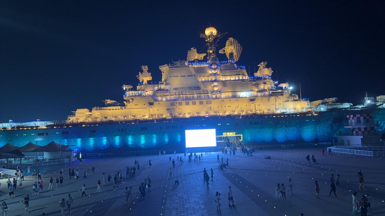 分享一张最近随手拍的照片退役航母夜景