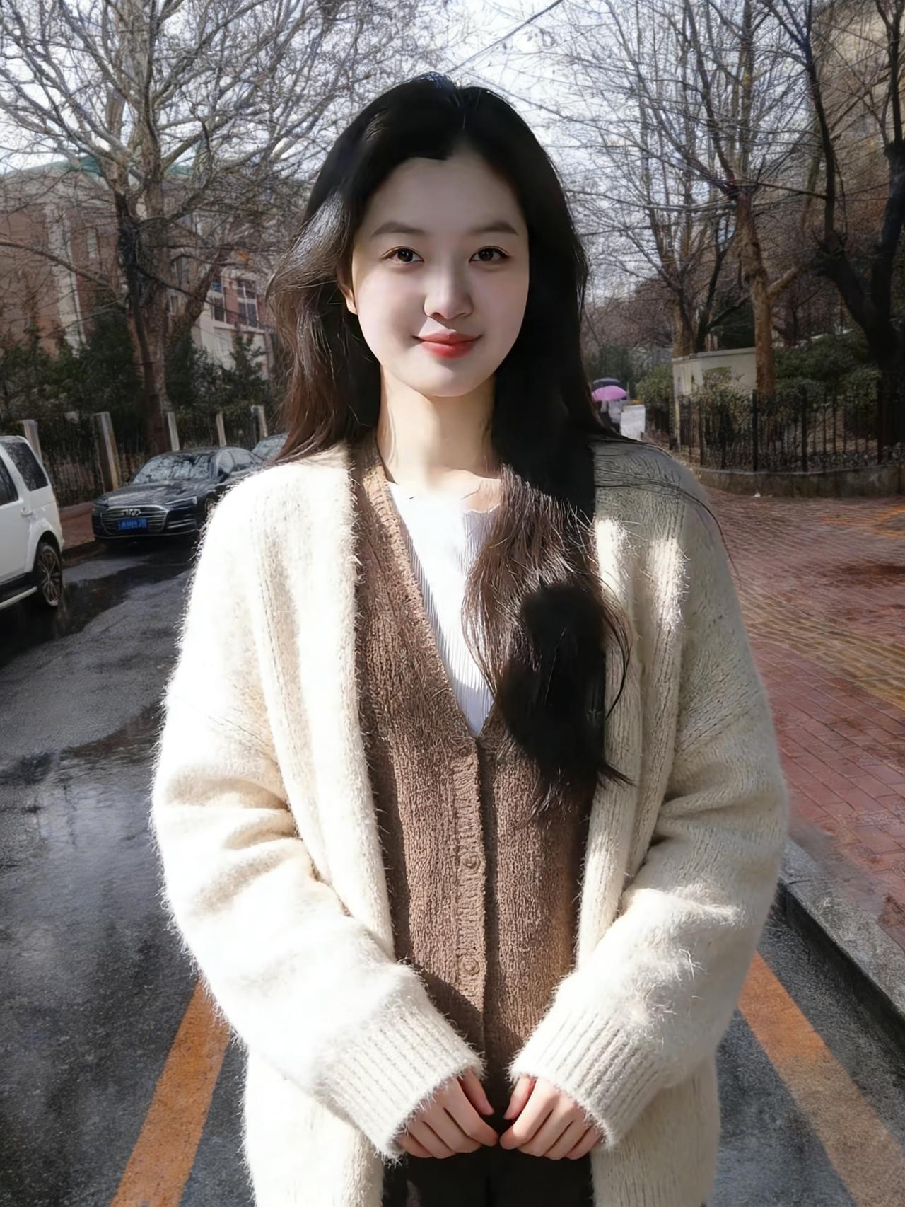 风从枯树的枝桠间穿过
像你发梢掠过的温柔
米白开衫裹着浅棕的暖
在城市里，在乡野