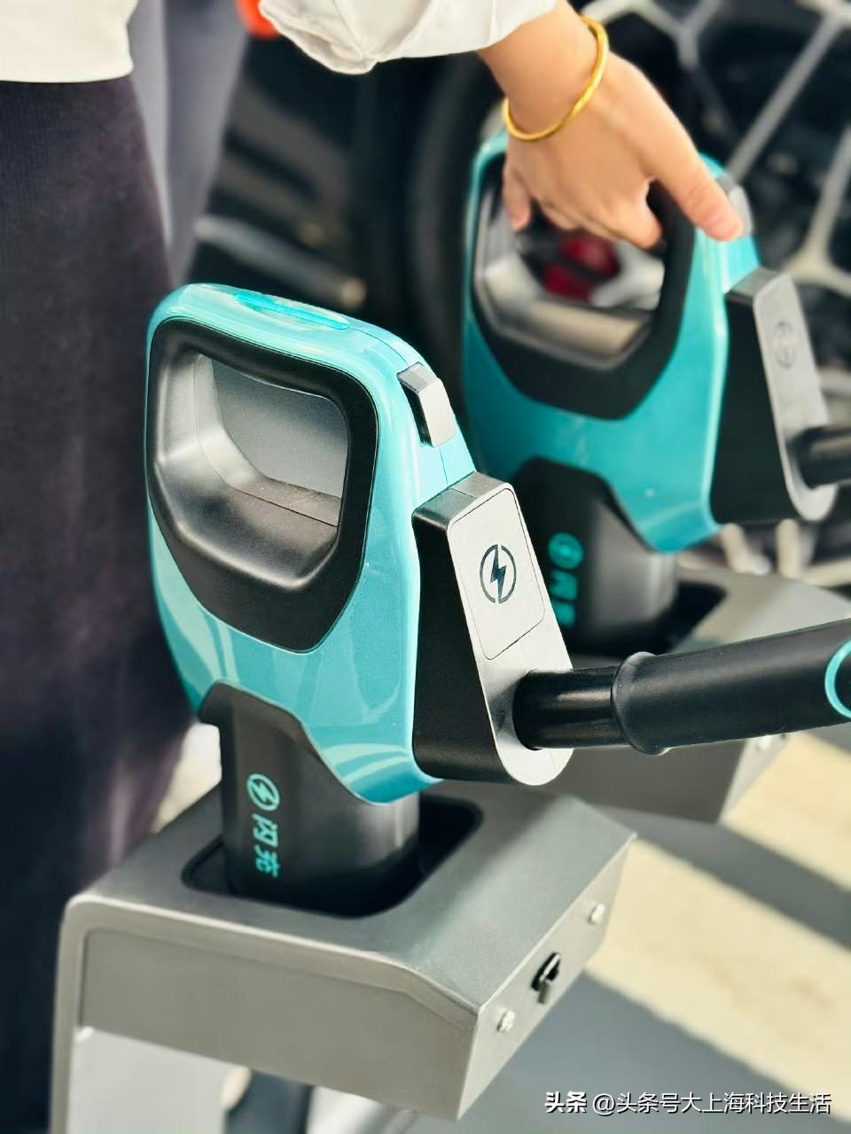 今天下午，我在深圳亲眼见证了比亚迪的闪充技术。

不是什么PPT发布会，就是站在