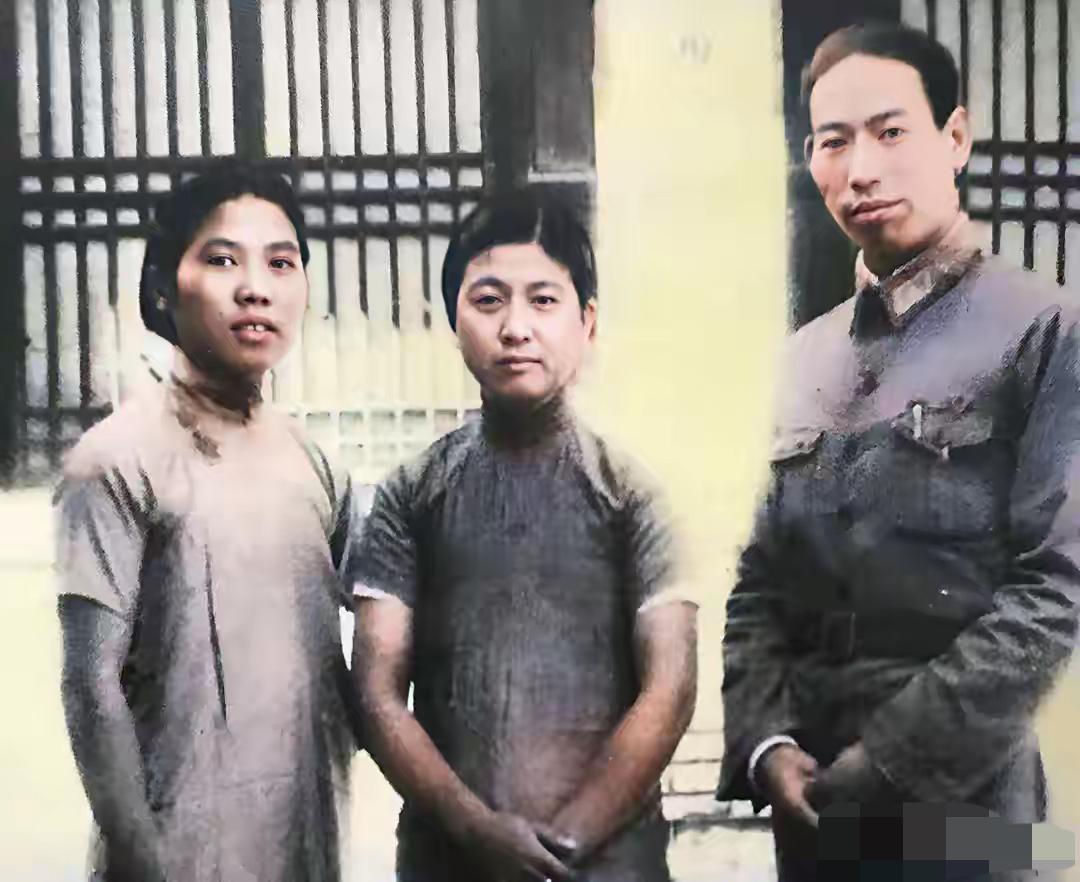 他是新中国最年轻的大将，一生只爱一个人，苦等妻子10年不离不弃。