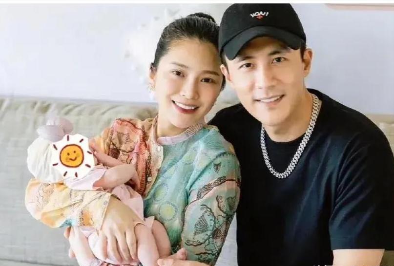 杜淳在家翻看女友王灿的身份证，意外发现两人生日竟然是同一天，这才猛然想起当初王灿
