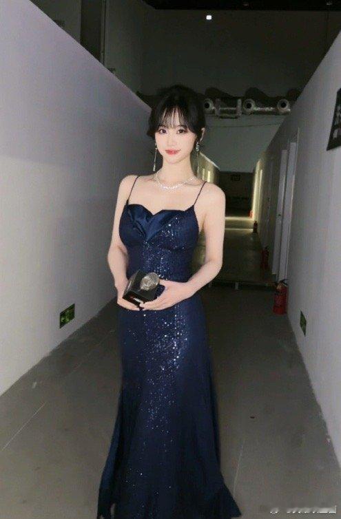 狼行你小子艳福不浅呀[喵喵]狼行女友解说isuki晒照：好看吗好看吗！！！#Ke