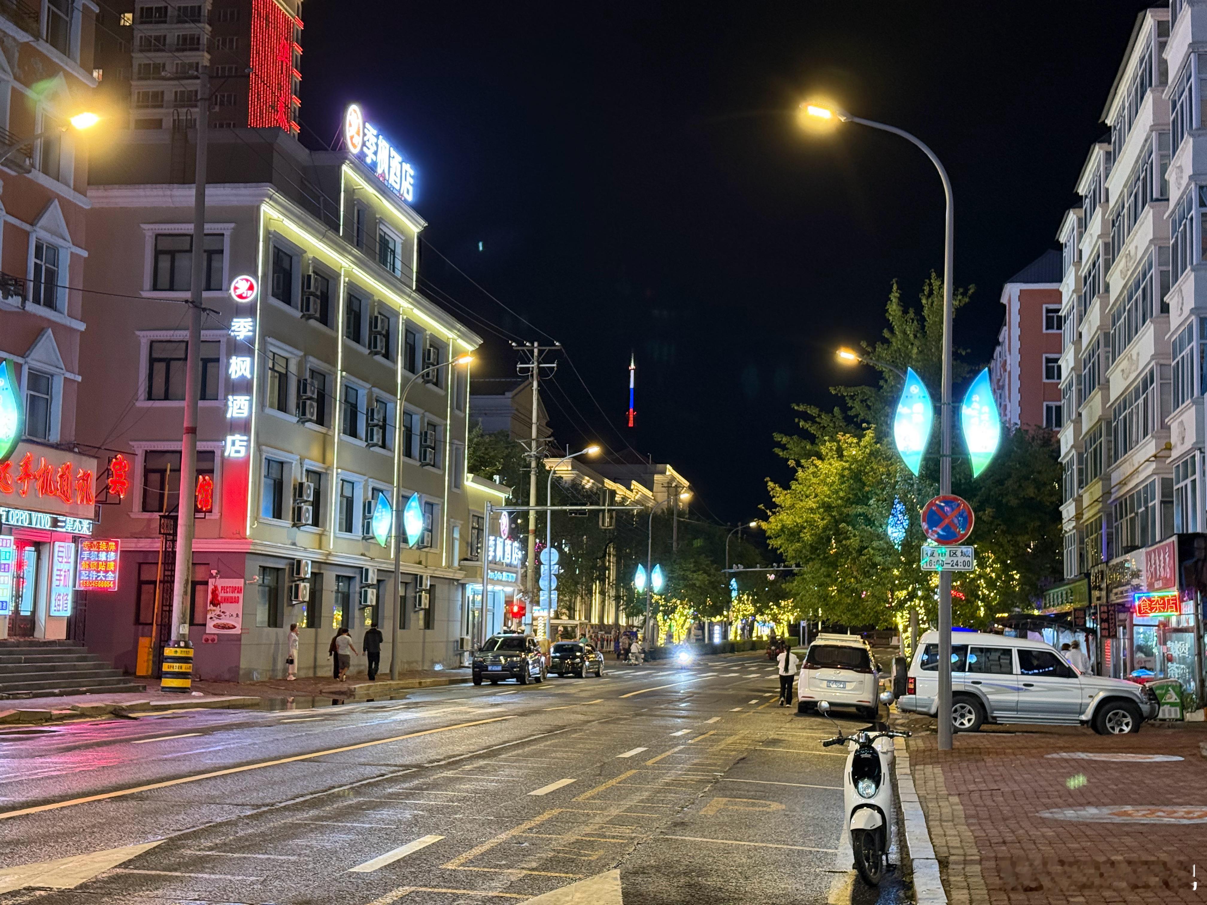 黑河国际大夜市，灯火通明，但人气不旺。 黑河·芋见糖水铺