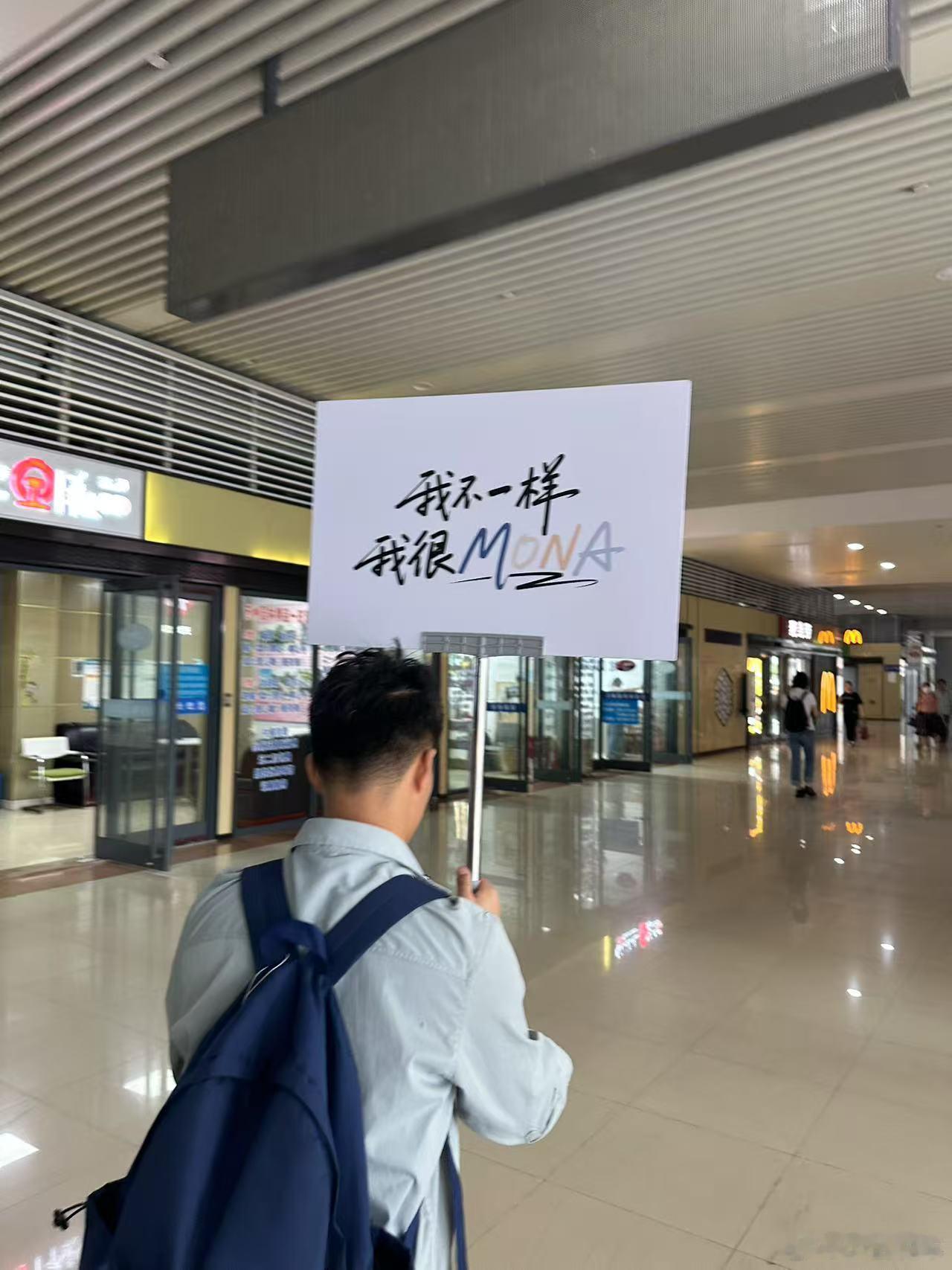 来参加小鹏的活动，接机车是小鹏x9 ，这舒适度直接拉满了！路上浅看个电视不过分吧
