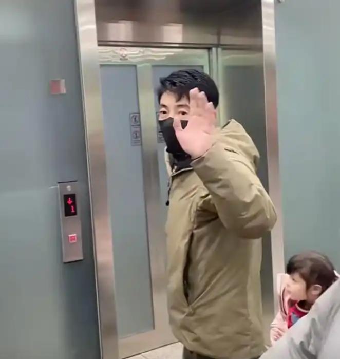 正月初七，有网友在沈阳机场偶遇撒贝宁一家人。妻子李白推着行李箱、照看孩子，撒贝宁