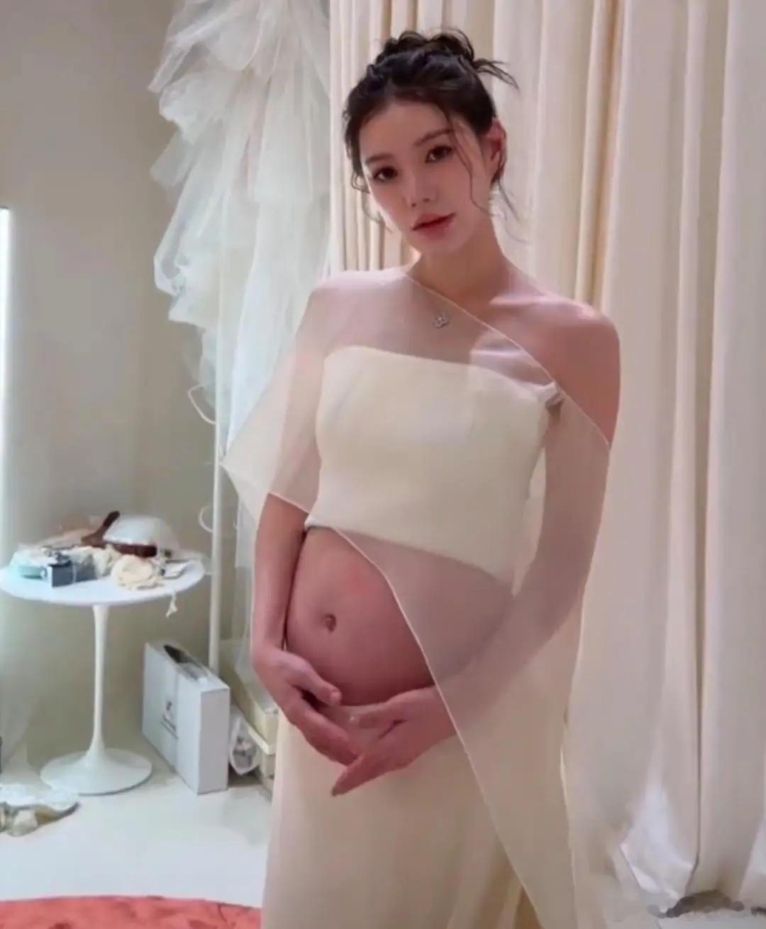 汪小菲和老婆马筱梅恩爱合体拍孕期照曝光，他看起来好幸福，脸上挂满了笑容。夫妻俩人