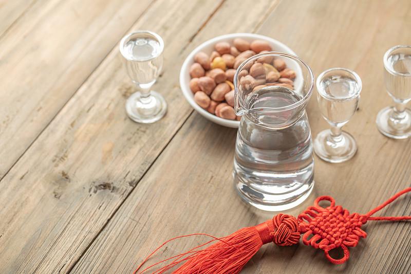 人到中年，好像越来越爱喝点酒。
不是贪杯，是累了一天，只有端起杯子那刻，才真正属