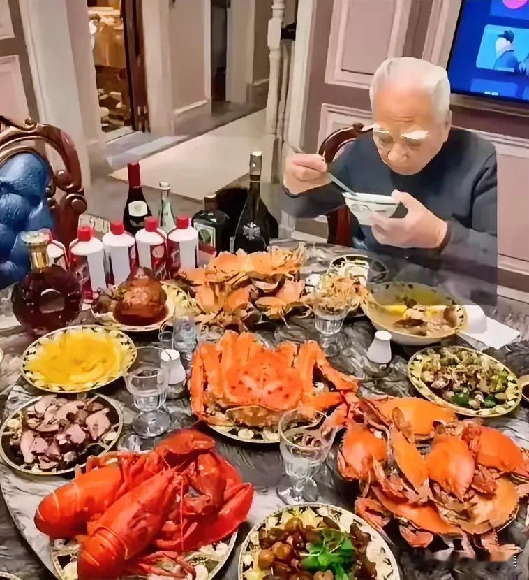 这桌饭菜值5万！
这老爷子是退休的干部，还是退休的企业家？
看上去不像是摆拍，应