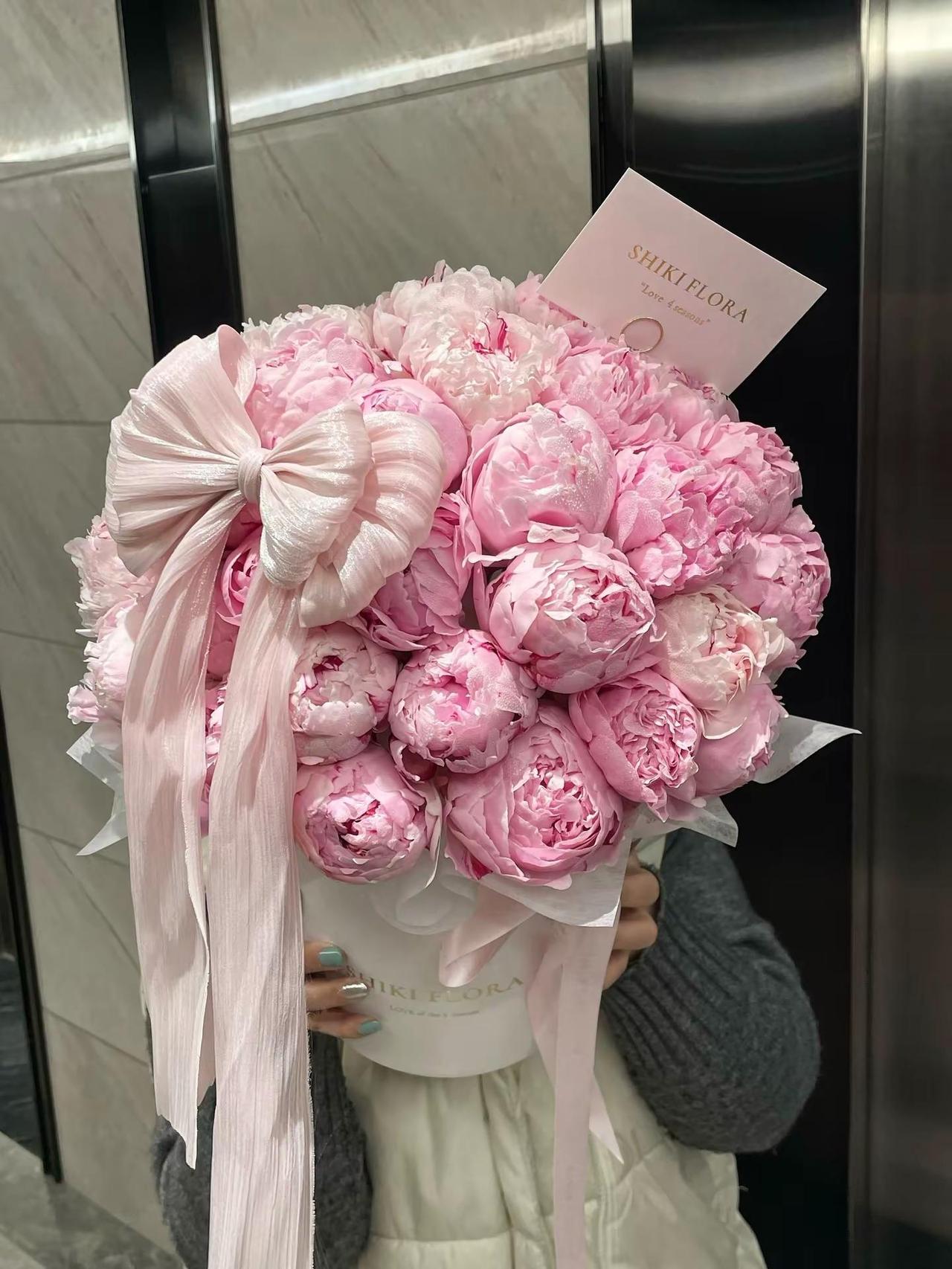 女朋友想收到的芍药花。芍药抱抱桶 莎拉芍药