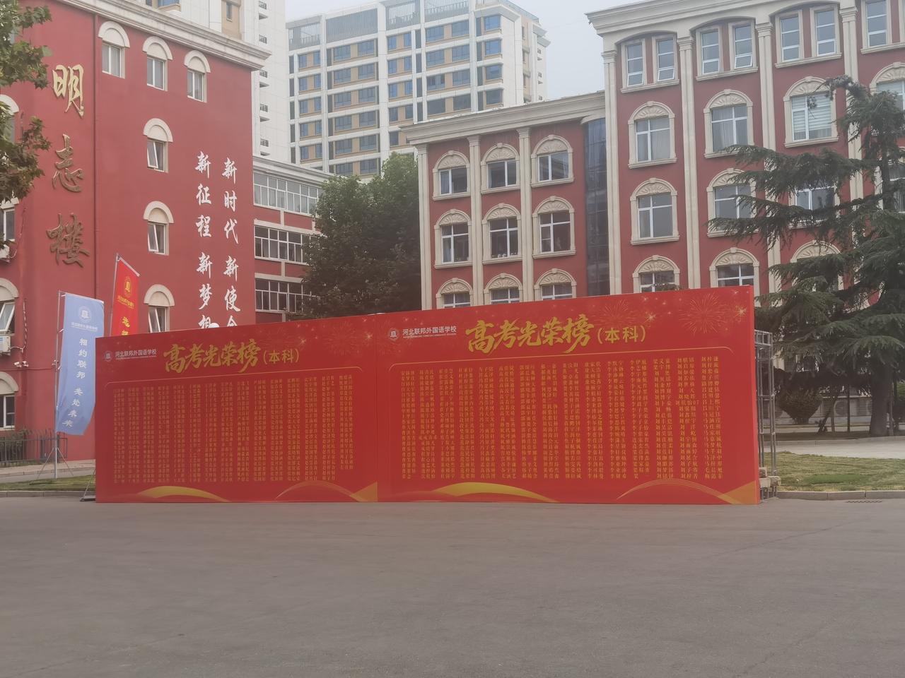 开家长会啦！ 今天上午开家长会，天气实在是太热了，好在学校让家长们都可以提前进入
