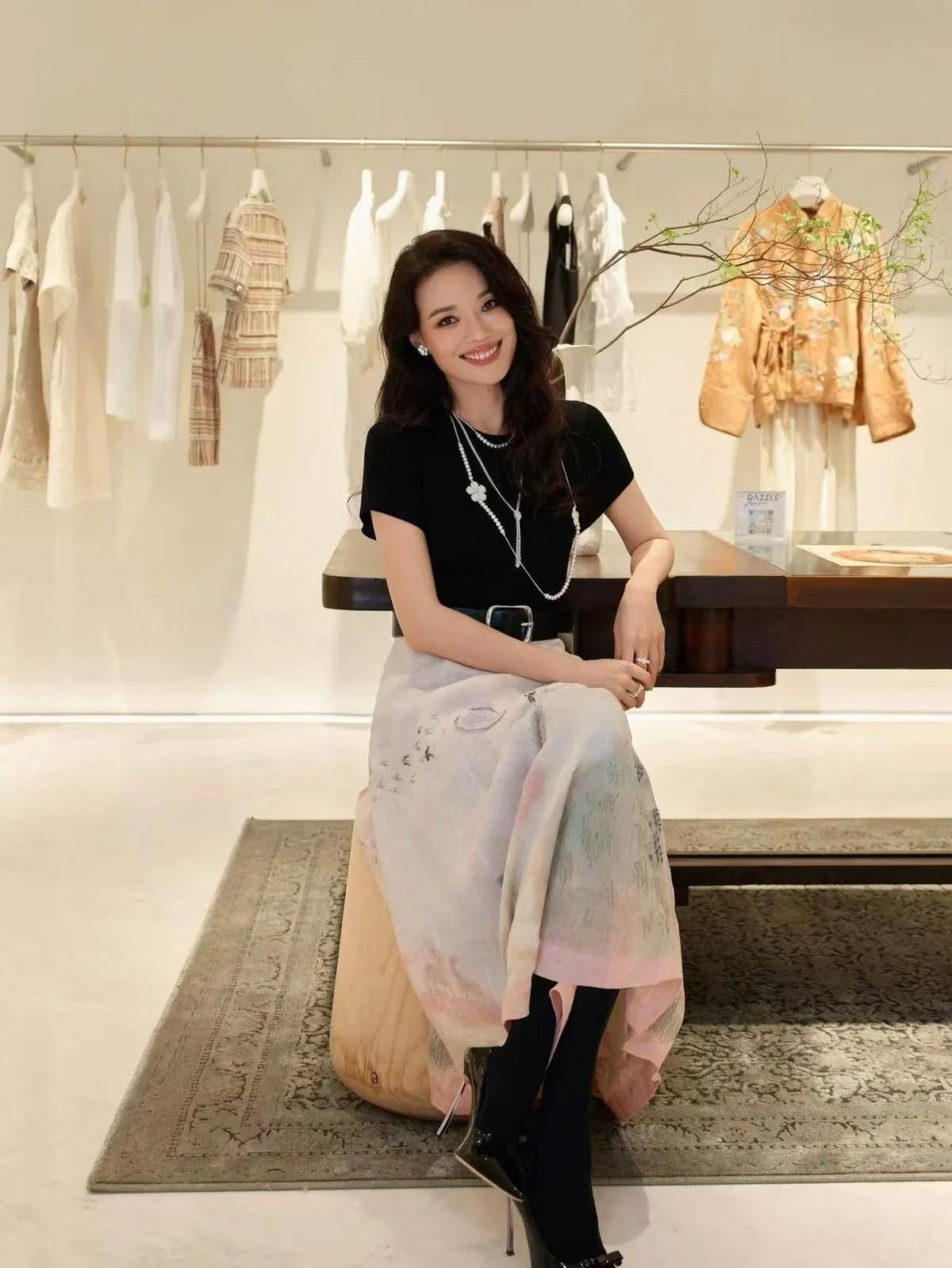 舒淇两种穿搭反差感拉满✨
一套温柔雅致，一套随性松弛
美人从不用固定风格定义自己