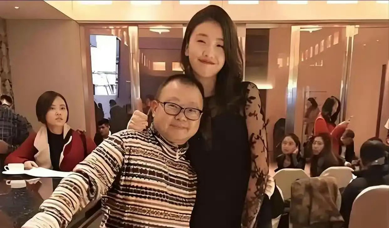 身高一米八二的她，嫁给矮她十七厘米的谢晖，三十九岁才生孩子，如今三口之家一样很幸