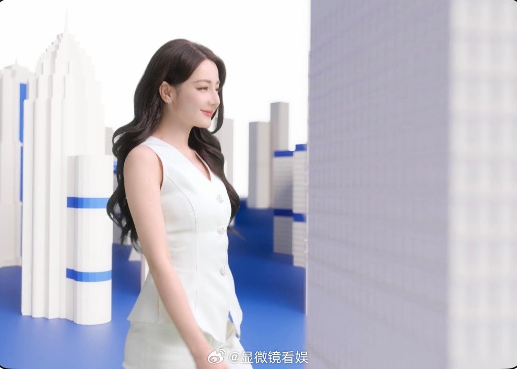 迪丽热巴品牌宠儿 热巴最新品牌大片来袭！画面氛围感拉满，气质温柔又出众。便捷实用