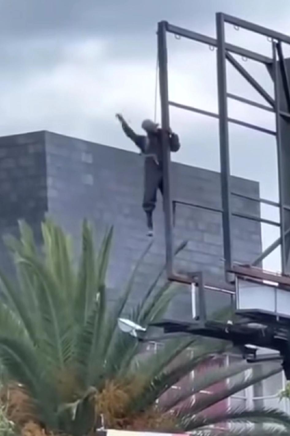 吊上去就后悔，可是已无法自救，救下来一个月吃不了东西
他要走，他看透了一切，他不