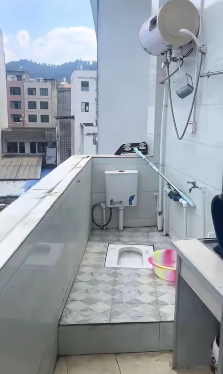 这个布局真的是令人大开眼界了，会不会太离谱先抛开不说，敢在这样的厕所方便的人就是